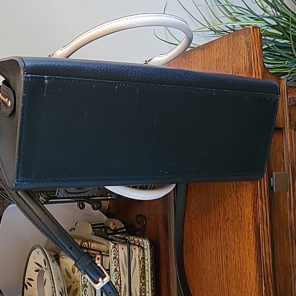 Kate Spade black & cream handbag with optional shoulder strap - Picture 9 of 16